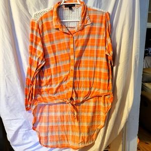 Hi lo button down top